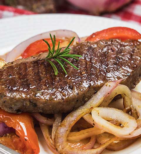 سيرلوين ستيك طازج جاهز للشوي – ميت اند مور – شريحة لحم الخاصرة (سيرلوين) – لحم بقري طازج – سيرلوين ستيك مقطّع طازج حسب الطلب – استيك سيرلوين مثالي للشوي أو المقلاة – Sirloin steak fresh-cut, ready to grill – Meat & More – Premium sirloin steak for grill or skillet