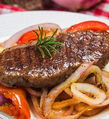 سيرلوين ستيك طازج جاهز للشوي – ميت اند مور – شريحة لحم الخاصرة (سيرلوين) – لحم بقري طازج – سيرلوين ستيك مقطّع طازج حسب الطلب – استيك سيرلوين مثالي للشوي أو المقلاة – Sirloin steak fresh-cut, ready to grill – Meat & More – Premium sirloin steak for grill or skillet