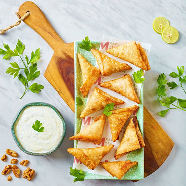 حشوة سمبوسك ضأني - شراء لحوم طازجة في الرياض - أفضل ملحمة في الدمام - توصيل اللحوم الطازجة في الخبر - طلب لحوم عجل طازجة في الظهران - Meat and More-Filling samosa sheets with chicken mixture-Golden fried chicken samosas on a platter